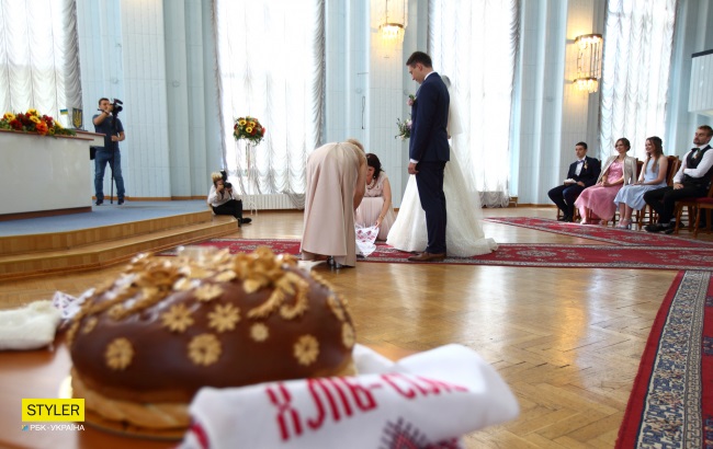 Сльози радості і "магія" чисел: рекордна кількість пар одружилися у Києві 8.08.18