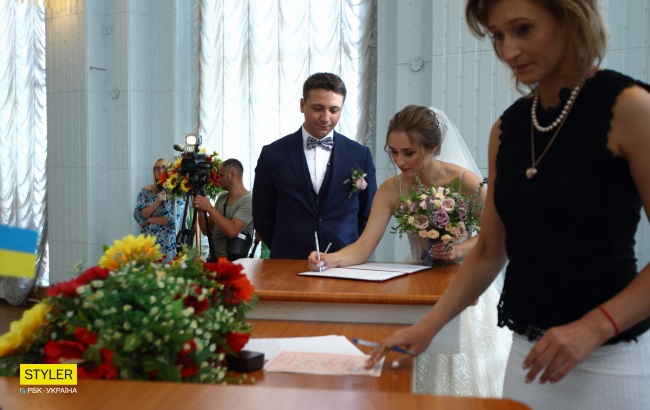 Сльози радості і "магія" чисел: рекордна кількість пар одружилися у Києві 8.08.18