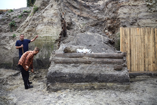 Залишки дерев'яного погреби ХІХ століття в Києві
