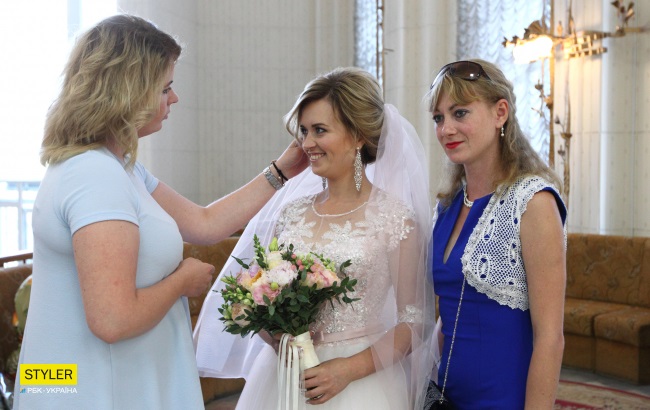 Сльози радості і "магія" чисел: рекордна кількість пар одружилися у Києві 8.08.18