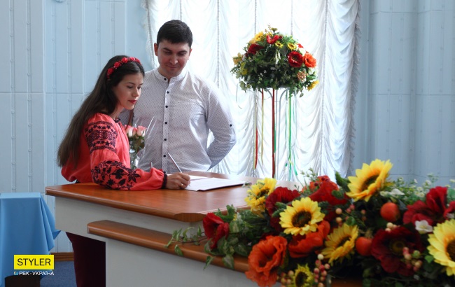 Сльози радості і &quot;магія&quot; чисел: рекордна кількість пар одружилися у Києві 8.08.18