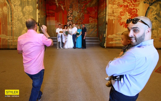 Сльози радості і "магія" чисел: рекордна кількість пар одружилися у Києві 8.08.18