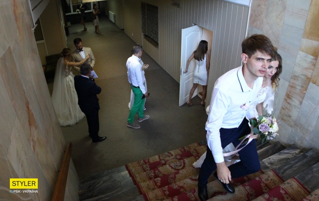 Сльози радості і &quot;магія&quot; чисел: рекордна кількість пар одружилися у Києві 8.08.18