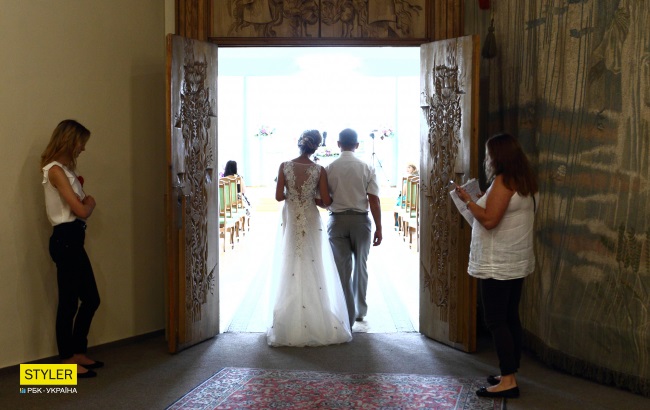 Сльози радості і &quot;магія&quot; чисел: рекордна кількість пар одружилися у Києві 8.08.18