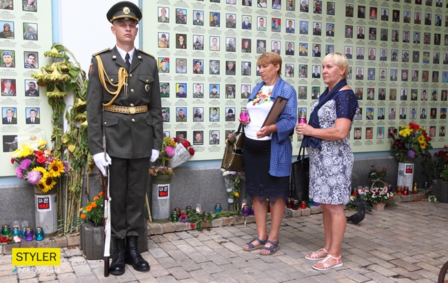 Годовщина Иловайского котла: украинцы почтили память погибших воинов (фоторепортаж)