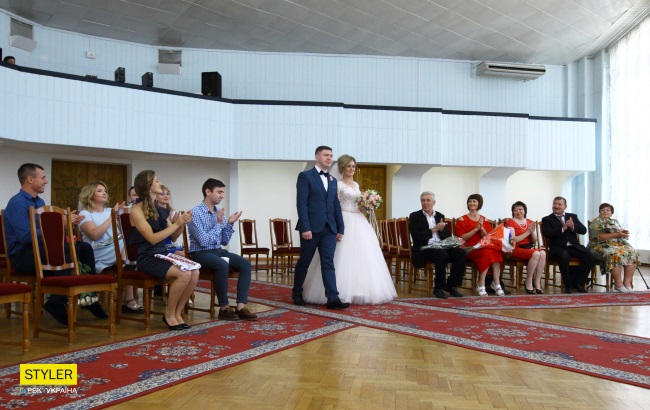 Сльози радості і "магія" чисел: рекордна кількість пар одружилися у Києві 8.08.18