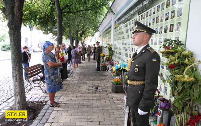 Годовщина Иловайского котла: украинцы почтили память погибших воинов (фоторепортаж)