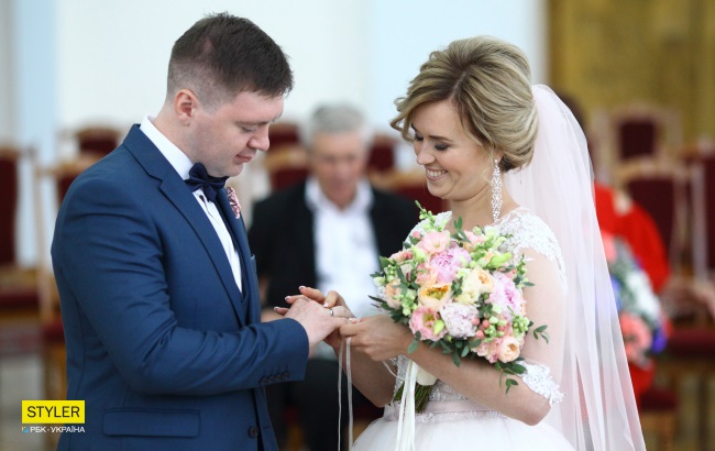 Сльози радості і "магія" чисел: рекордна кількість пар одружилися у Києві 8.08.18
