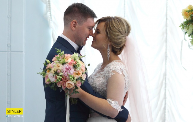 Сльози радості і &quot;магія&quot; чисел: рекордна кількість пар одружилися у Києві 8.08.18