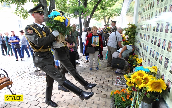 Годовщина Иловайского котла: украинцы почтили память погибших воинов (фоторепортаж)