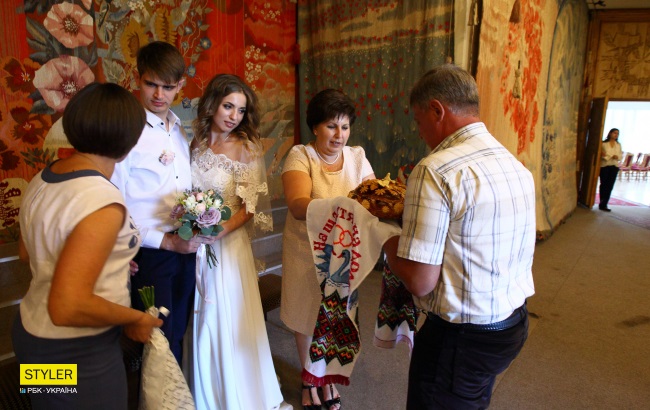 Сльози радості і "магія" чисел: рекордна кількість пар одружилися у Києві 8.08.18