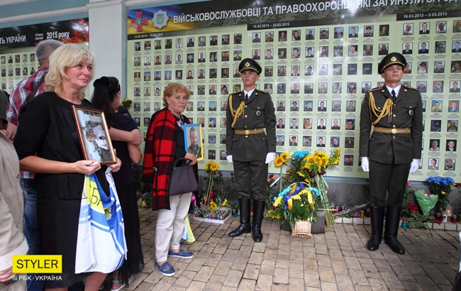 Годовщина Иловайского котла: украинцы почтили память погибших воинов (фоторепортаж)