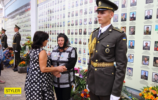 Годовщина Иловайского котла: украинцы почтили память погибших воинов (фоторепортаж)