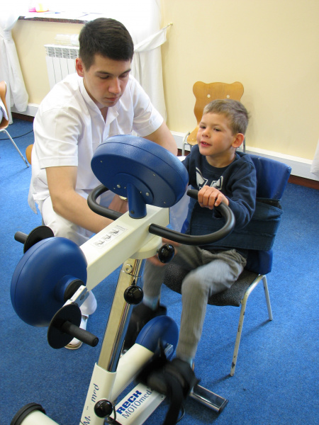 Нужна реабилитация: украинцев просят помочь шестилетнему Макару