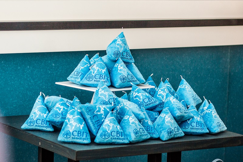 Дмитрий Комаров и Андре Тан создали спасающий жизни треугольный глобус