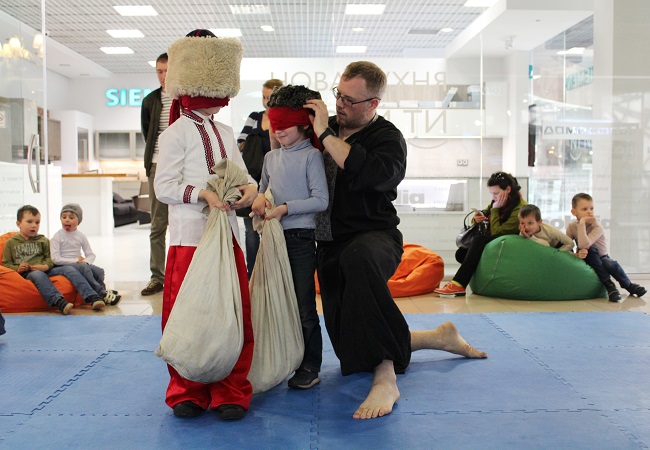 Бой мешками на Дне украинского супергероя