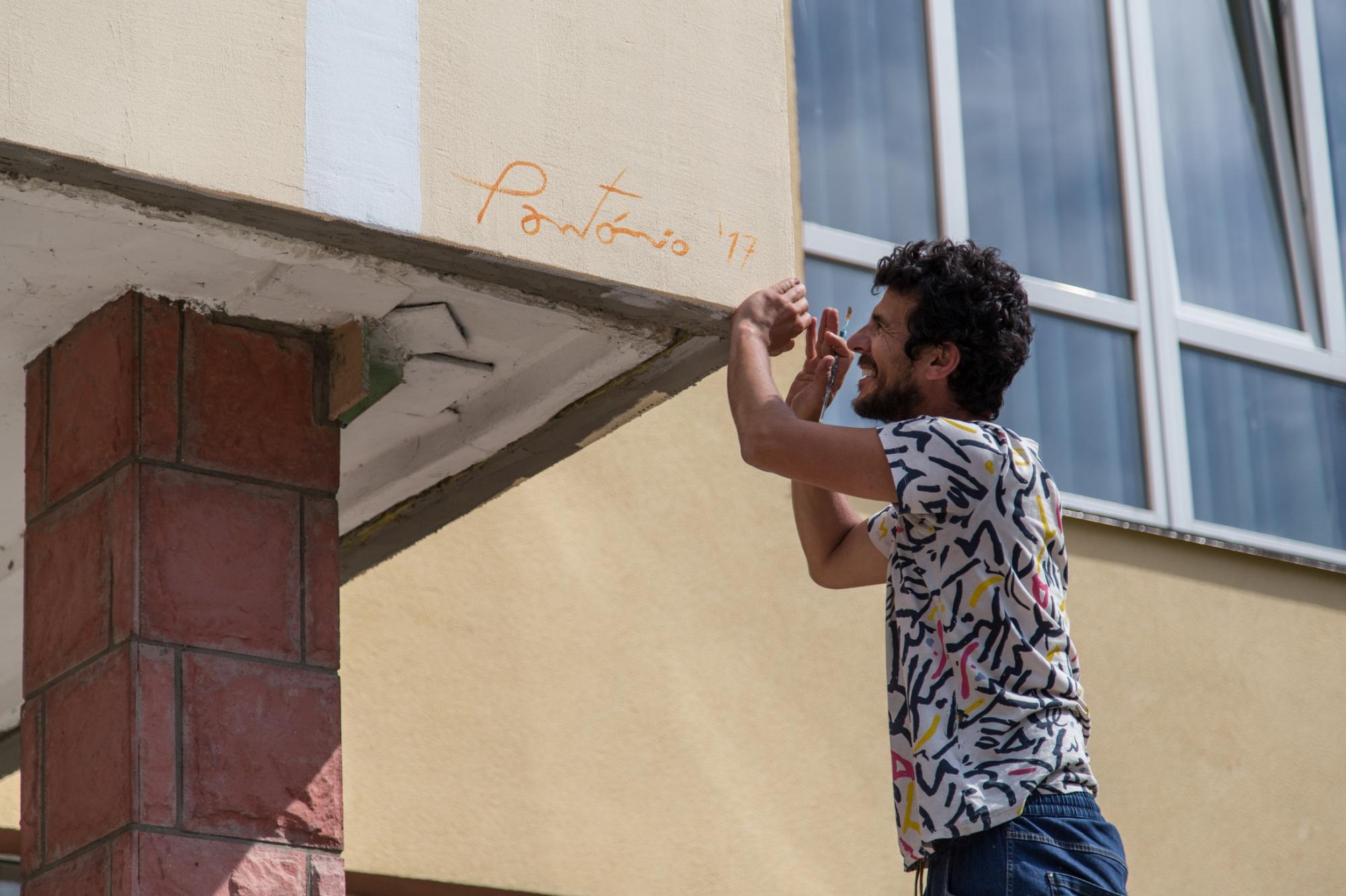 Португальский художник "оживил" стены черкасской школы