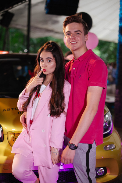 Настя Каменських в привабливому рожевому комбінезоні запалила на вечірці журналу Pink (фото)