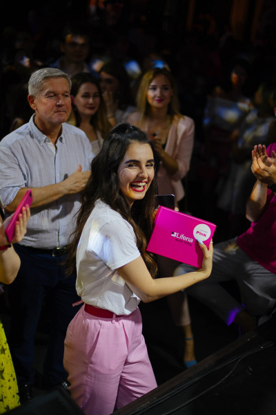 Настя Каменських в привабливому рожевому комбінезоні запалила на вечірці журналу Pink (фото)