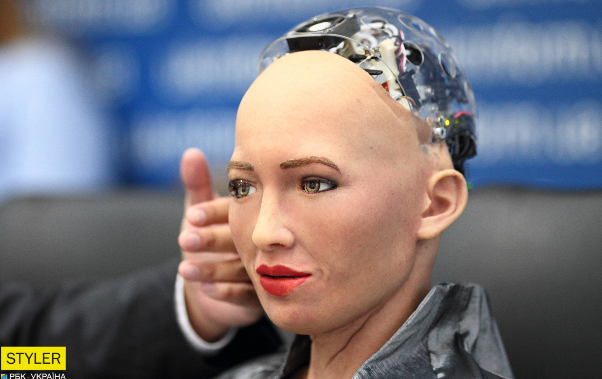 Робот София