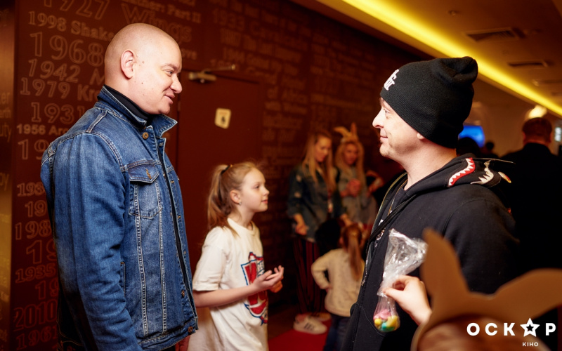 Євген Кошовий з сім'єю, Катя Осадча та інші зірки на прем'єрі комедії "Кролик Петрик" (фото)