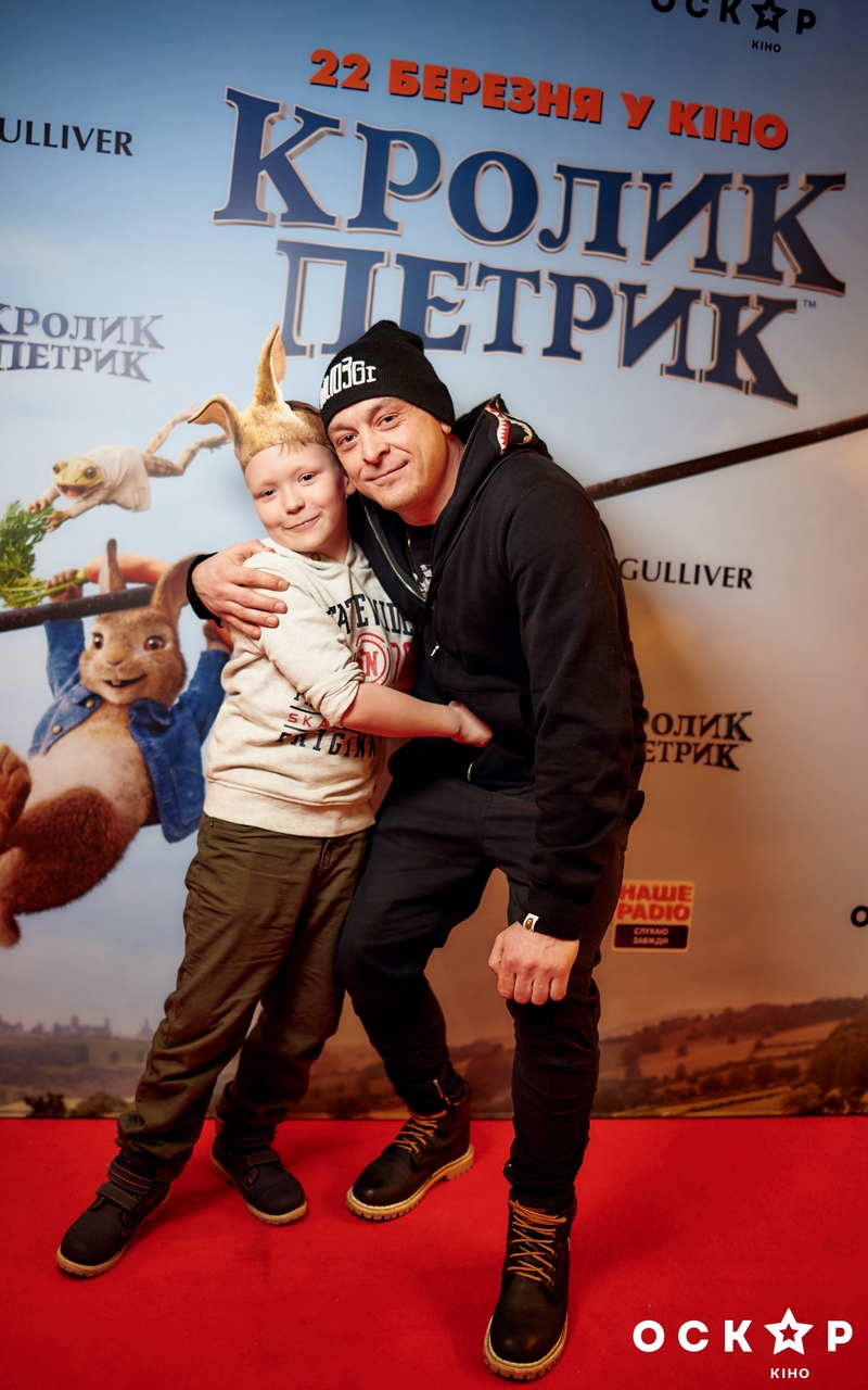 Євген Кошовий з сім'єю, Катя Осадча та інші зірки на прем'єрі комедії "Кролик Петрик" (фото)