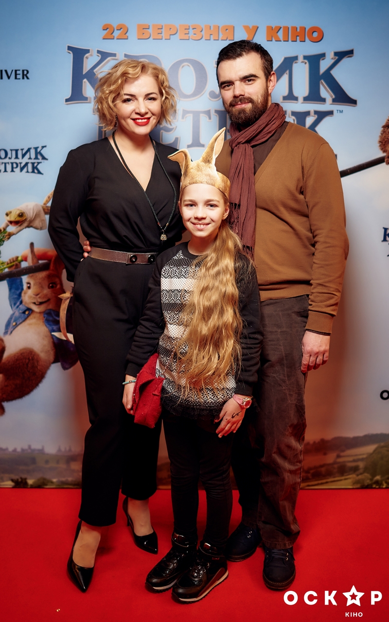 Євген Кошовий з сім'єю, Катя Осадча та інші зірки на прем'єрі комедії "Кролик Петрик" (фото)
