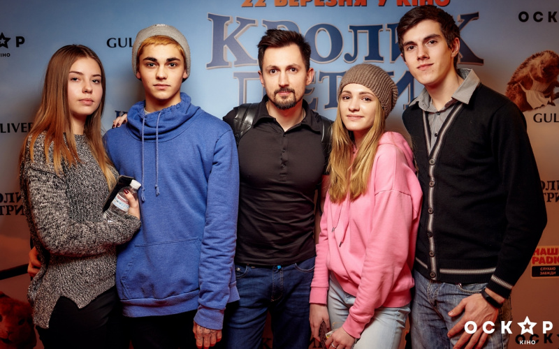 Євген Кошовий з сім'єю, Катя Осадча та інші зірки на прем'єрі комедії "Кролик Петрик" (фото)