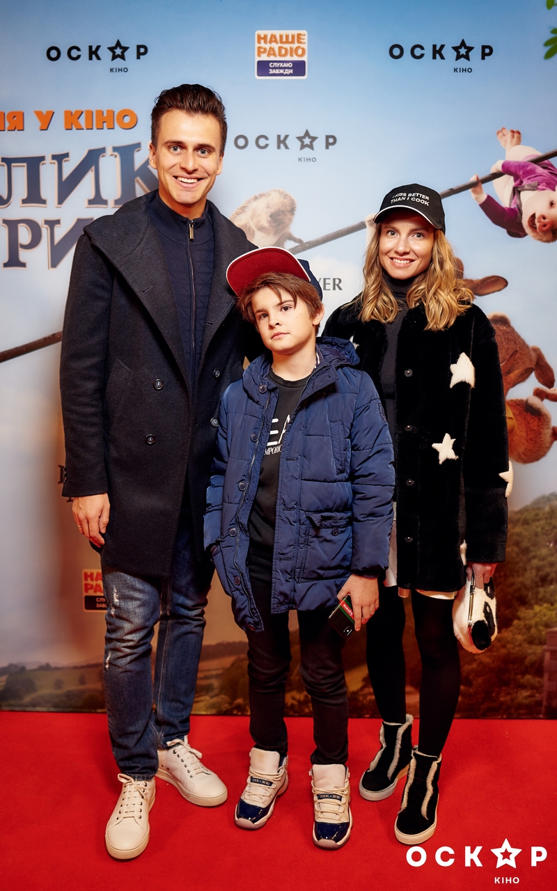 Євген Кошовий з сім'єю, Катя Осадча та інші зірки на прем'єрі комедії "Кролик Петрик" (фото)