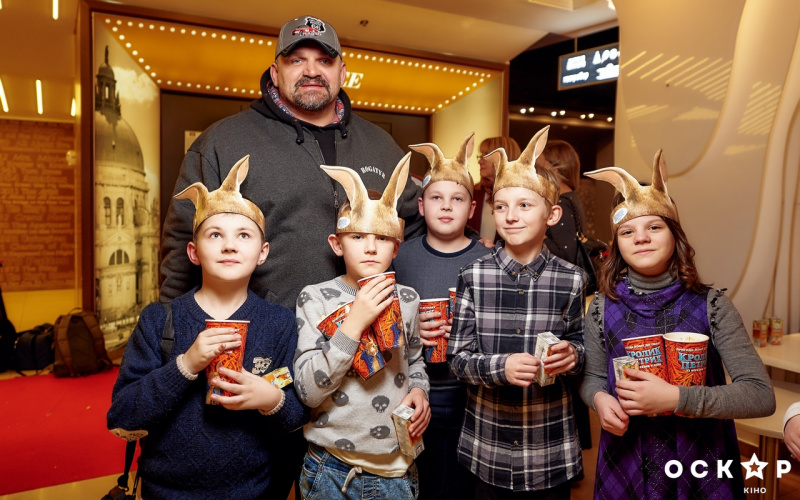 Євген Кошовий з сім'єю, Катя Осадча та інші зірки на прем'єрі комедії "Кролик Петрик" (фото)