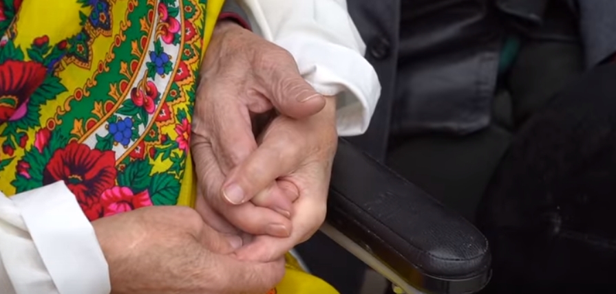 &quot;Я його ревную&quot;: українка вперше пішла під вінець у 81 рік