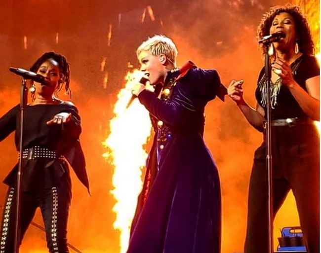 В Австралії екстрено госпіталізували відому співачку