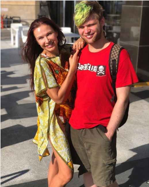 &quot;Ухожу в зону тишины&quot;: 49-летняя Бледанс беременна третьим ребенком