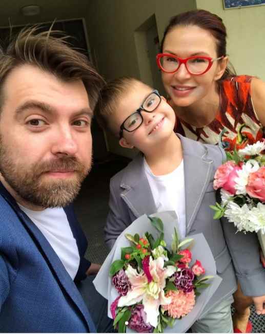 &quot;Ухожу в зону тишины&quot;: 49-летняя Бледанс беременна третьим ребенком