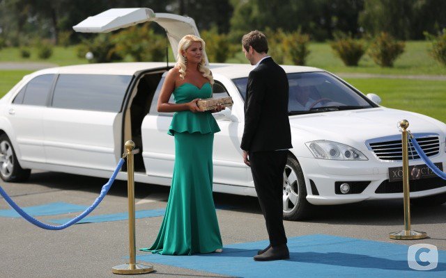 Холостяк 8 сезон: Рожден Ануси провел первую Церемонию роз