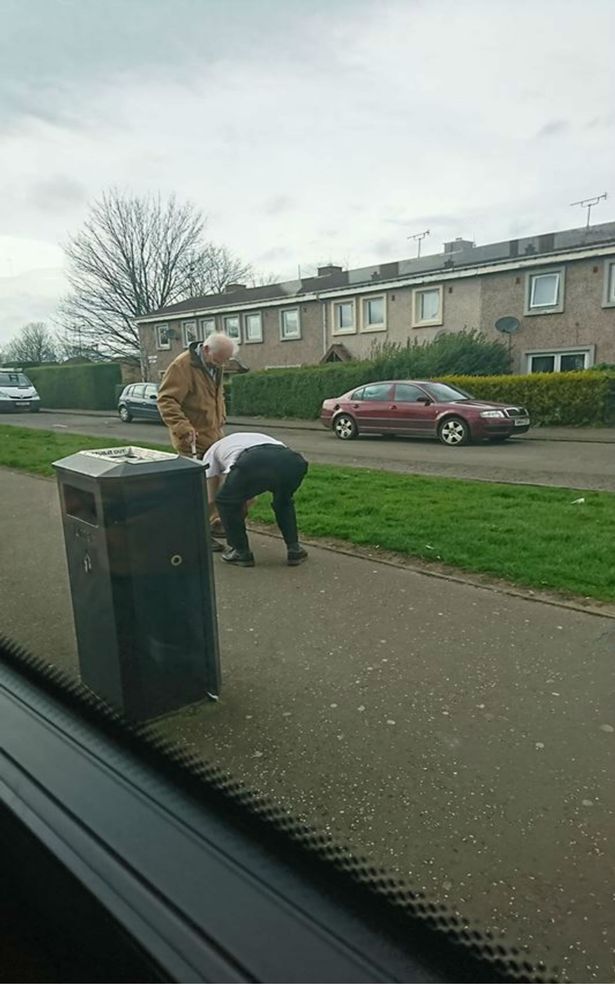 Водій автобуса перервав поїздку, щоб зав'язати шнурки пенсіонеру