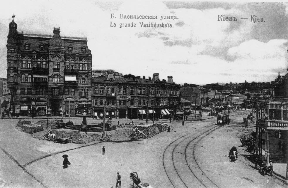 Большая Васильковская улица и Караваевская площадь . На фото слева – доходный дом Снежко и Хлебниковой