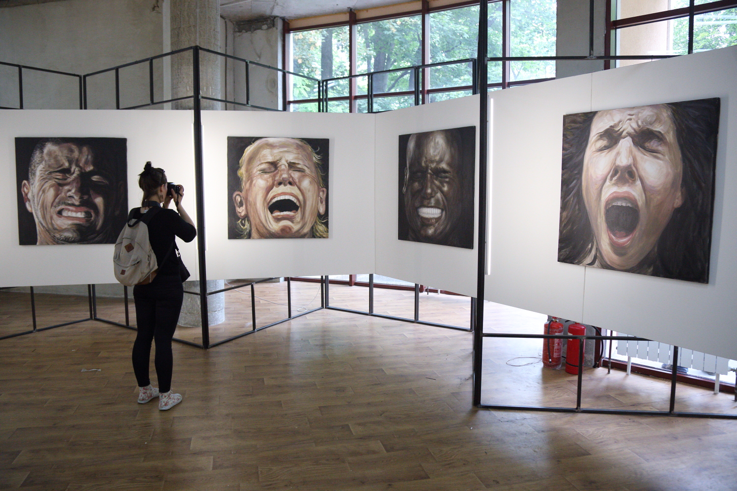 Олег Тимченко исследует мимику и эмоции, изображая их в своих картинах (Виталий Носач, Styler.rbc.ua)