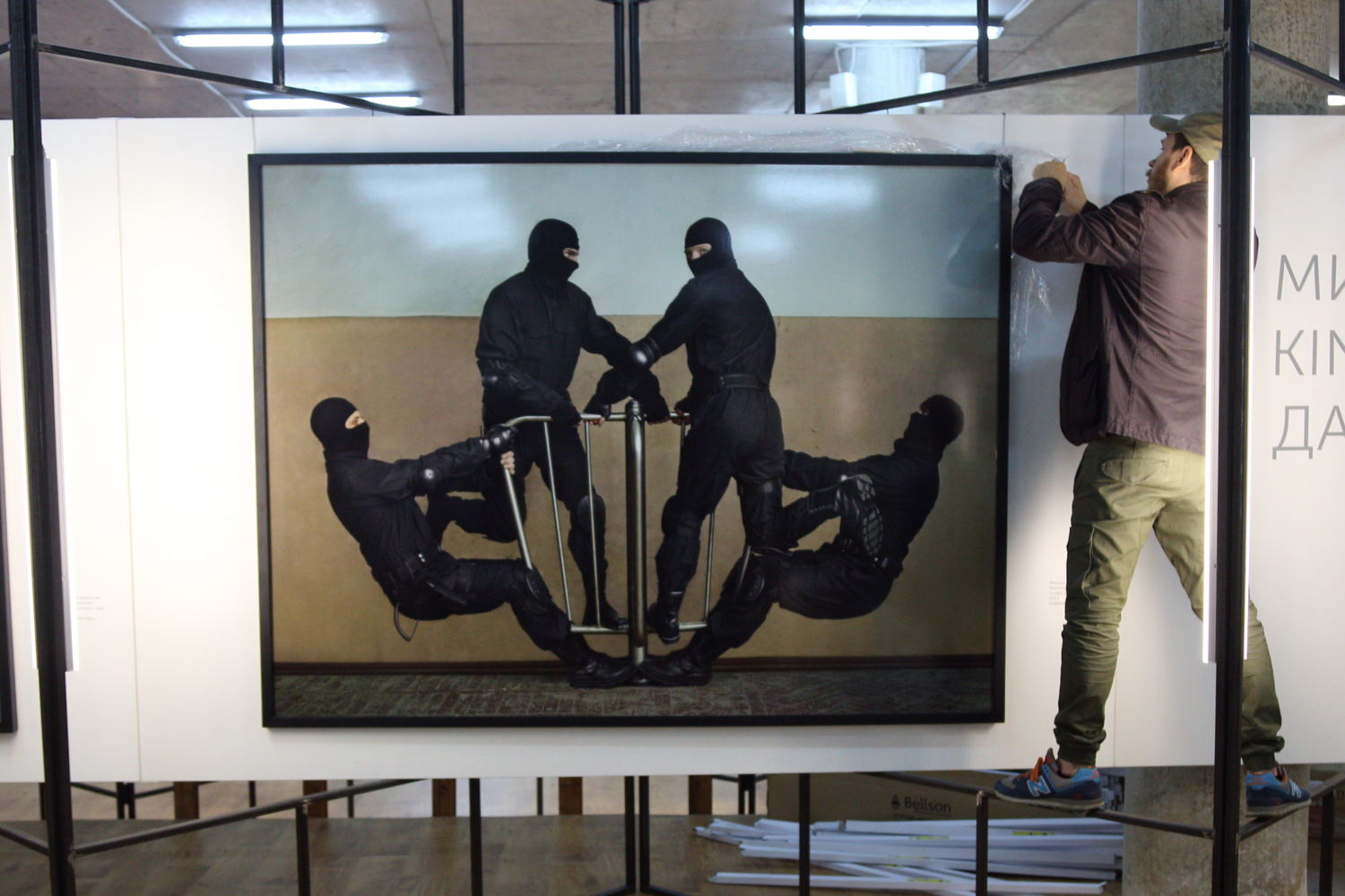 Силовики и рейдеры в картинах Никиты Шаленого (Виталий Носач, Styler.rbc.ua)