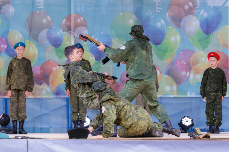 Шашки, штыки, пистолеты: выступление детей в Джанкое ужаснуло сеть (фото)