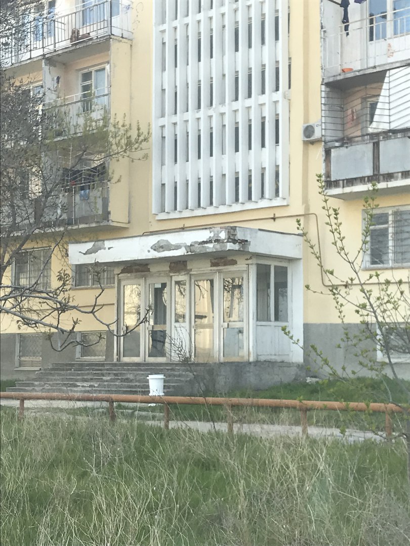 Шприци та наркомани: в мережі показали жахливі умови життя в гуртожитку студентів в Севастополі (фото)