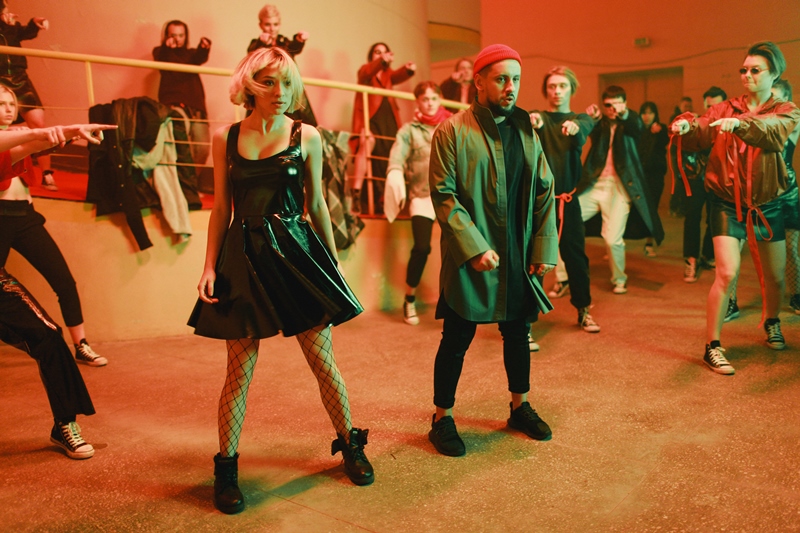 MONATIK показал, как &quot;падал в любовь и ударялся в танцы&quot;