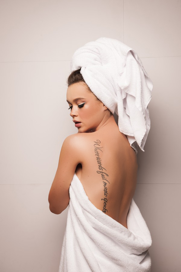 &quot;Нужно улыбаться&quot;: Мария Яремчук поделилась интригующими фото из душа (фото)