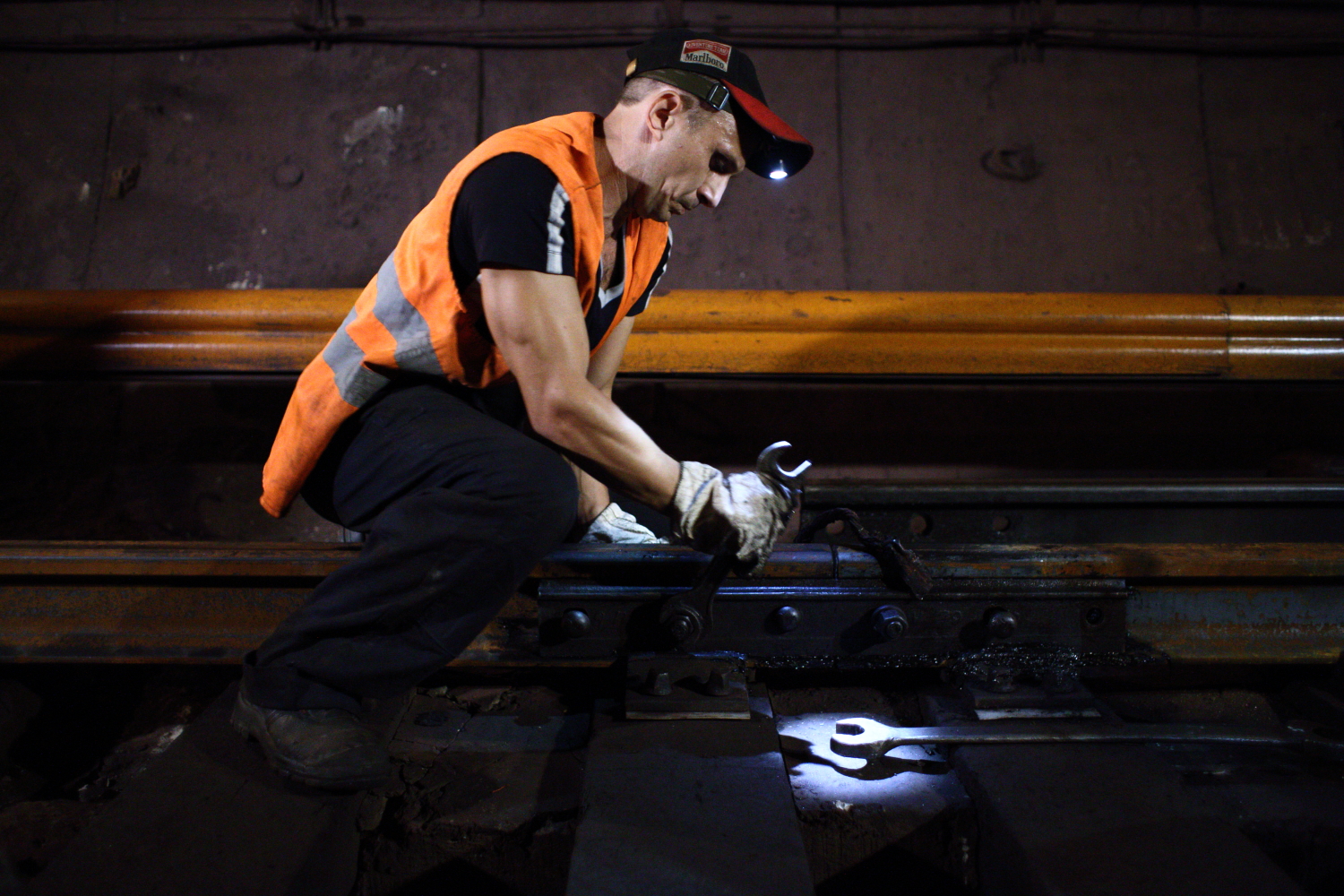 Сотрудники киевского метрополитена: ночная работа