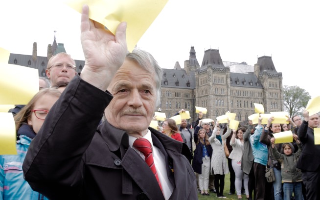 Кримськотатарський флешмоб: у Канаді біля стін парламенту з'явилася "тамга"