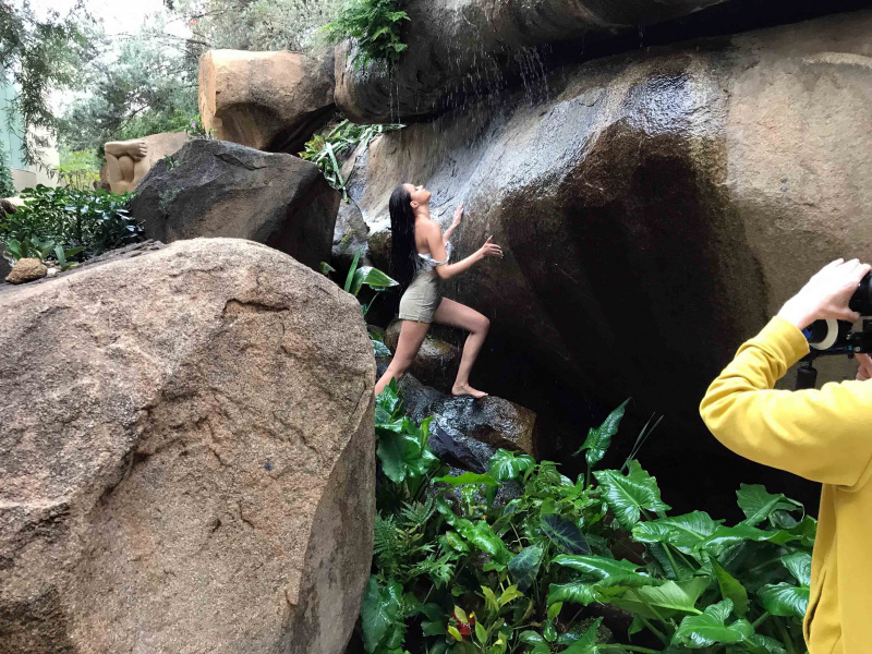 Украинская певица устроила дикие танцы с гепардом в самом сердце Африки (видео)