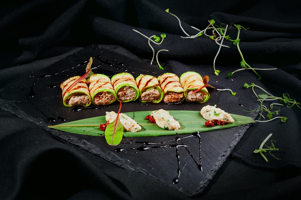 Вегетарианский рецепт: рулетики из цукини под грибным муссом