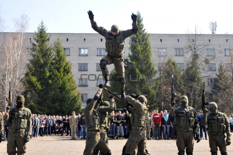 В Украине стартовал весенний призыв: в Харькове состоялись торжественные проводы (фото)