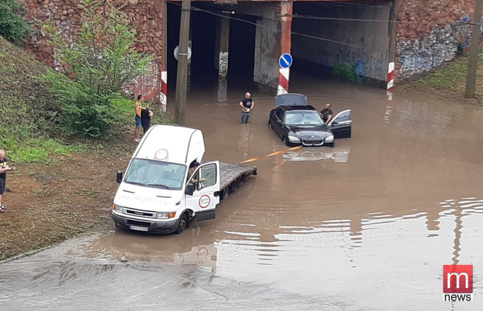 Маріуполь пішов під воду після сильної зливи: фото і відео стихії