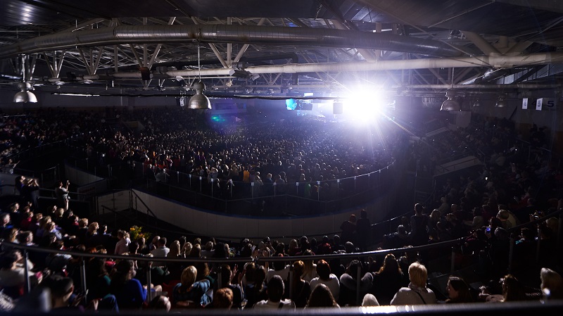 Вечер сюрпризов: как Олег Винник поздравил женщин с праздником весны